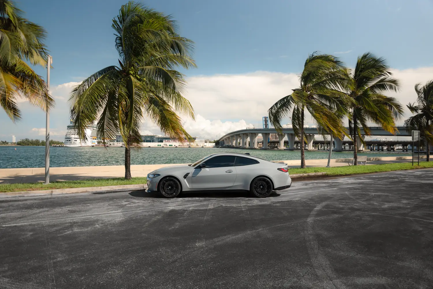BMW M4 photo 4