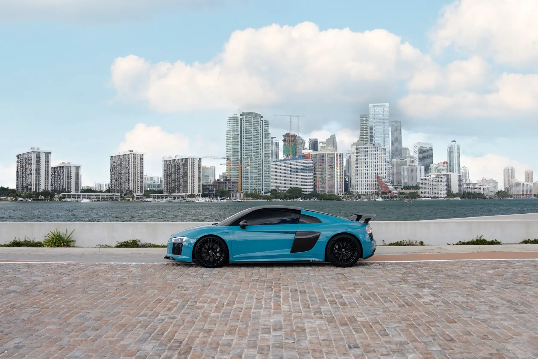 Audi R8 V10 Plus in baby blue